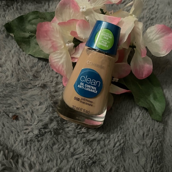 ⚜️3/$25⚜️💋COVERGIRL OIL CONTROL FOUNDATION- SOFT HONEY 555💋 - Picture 4 of 4